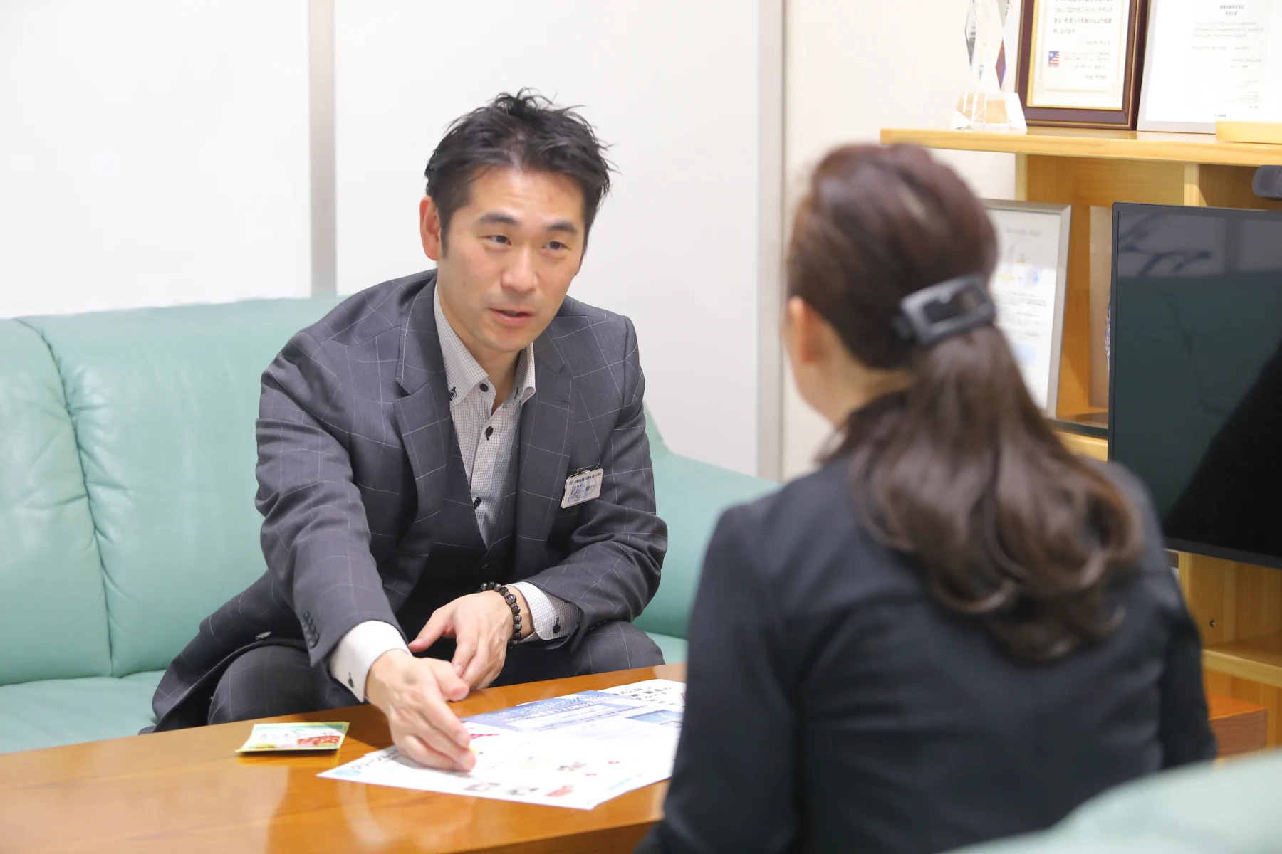 お客様と資料を見ながら打ち合わせをする営業社員
