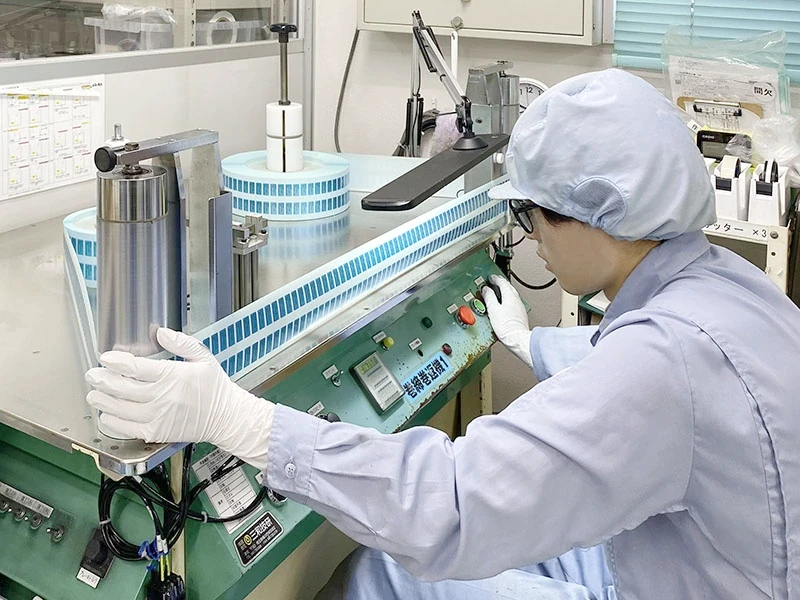 加工機を操作する社員