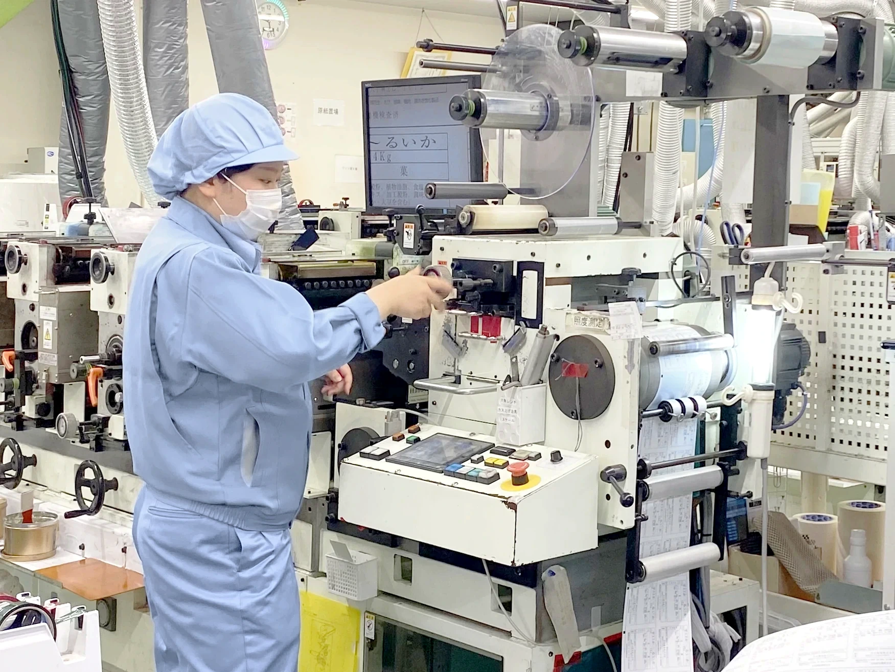 印刷機を操作する社員
