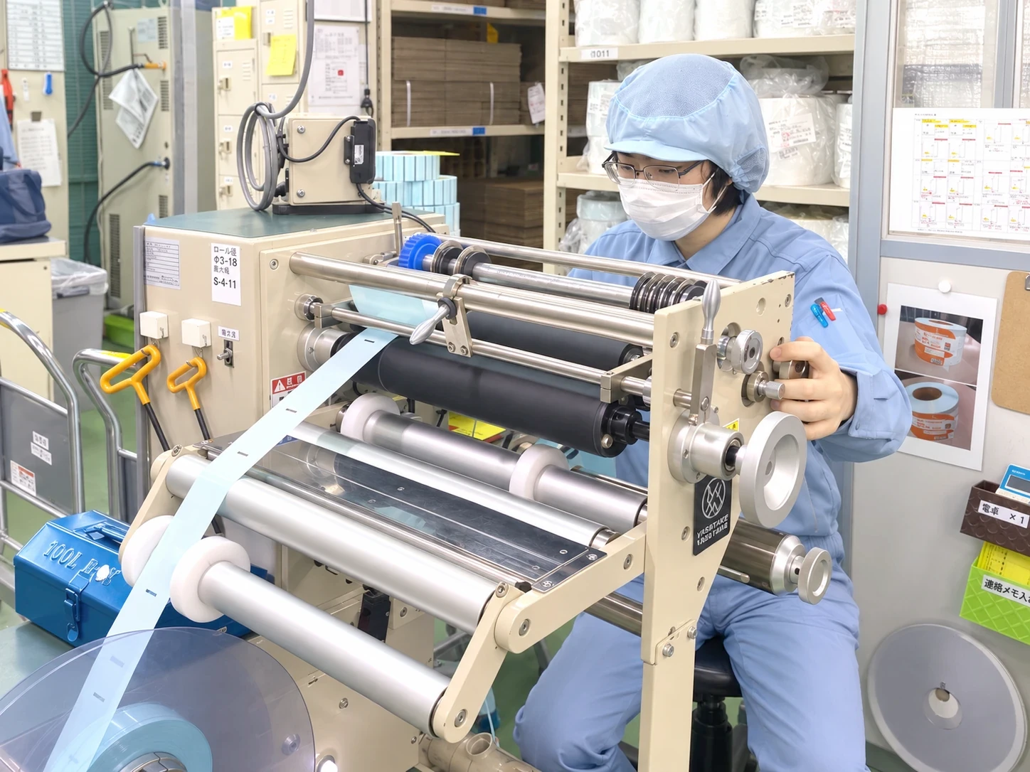 仕上げ機を操作する社員